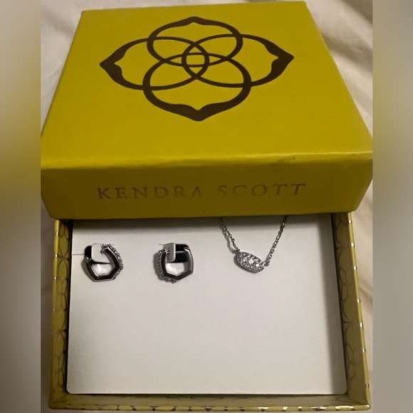 Brand new!! Kendra Scott  GFT SET a pair of earrings hoops and a necklace - Picture 3 of 8